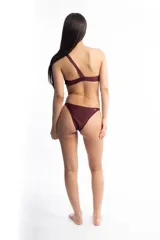 Top de bikini color borgoña, de un solo hombro y con abertura cut-out.