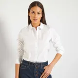Camisa ajustada blanca con cuello italiano y cierre de botones frontal.