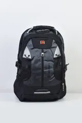 Mochila negra con detalles en gris, de poliéster, cuenta con seis bolsillos y sistema de candado TSC.
