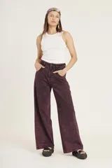 Pantalón de jean de corte ancho color borgoña con efecto lavado.