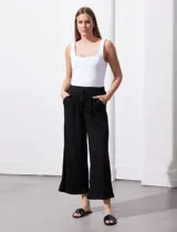 Pantalón wide leg color beige, marca Ninety. Con pretina ancha elastizada y lazo de ajuste.