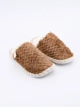 Pantuflas marrones de piel sintética con forro de felpa color crema.