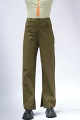 Pantalón de gabardina oxford con abertura lateral, color negro y corte recto.