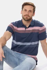 Remera polo de piqué con rayas horizontales en tonos azul, rosa y gris.