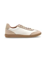 Zapatillas acordonadas doradas de cuero, con suela marrón de goma.