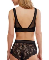 Conjunto de lencería negro de encaje y malla fina, compuesto por un bralette de calce suave y una bombacha de corte alto.