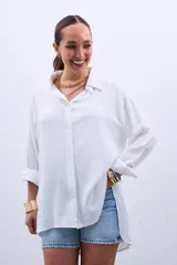 Camisa blanca de mangas largas con botones.