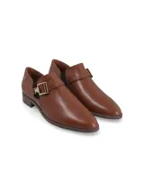 Zapato marrón de cuero liso con detalle de cuero croco en el talón. Tiene hebilla metálica lateral, elásticos laterales y taco bajo.