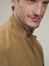 Blazer azul marino de corte clásico, con solapa de muesca, cierre de dos botones, bolsillo de parche en el pecho y bolsillos con solapa en los laterales.