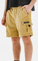 Bermuda cargo color arena de corderoy liviano, con bolsillos amplios con solapa, fuelle, detalles en cinta gross, elástico en la cintura y calce oversize.