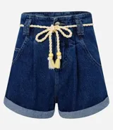 Short baggy de jeans azul oscuro, con cintura alta, trabillas, bolsillos y ruedo doblado. Incluye cinturón de cordón color crudo con borlas.