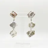 Caravanas con tres perlas barrocas, que ofrecen un diseño elegante y en movimiento.
