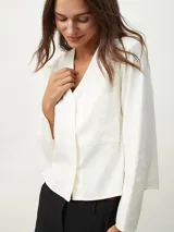 Camisa blanca de mangas largas y corte holgado.