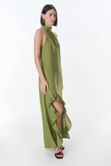 Vestido largo azul de lino, con cuello halter y volados en el ruedo.