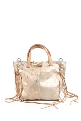 Cartera de cuero tamaño intermedio, con diseño elegante y asas cortas.