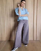 Pantalón de jean acampanado color gris topo, de tiro alto y corte holgado.