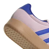 Championes Adidas Bareeda W, color rosa con detalles en azul y suela marrón.