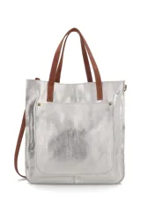 Bolso tipo tote bag color negro con textura brillante, doble asa corta y correa larga desmontable. Tiene un bolsillo exterior y un bolsillo interior.