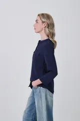 Camisa de manga larga con cuello mao y estampado paisley en tonos blanco, verde oliva y rosado. Presenta un calce holgado y bolsillos frontales.