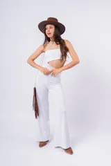 Mono largo negro con corte a la cintura y abertura en el abdomen.