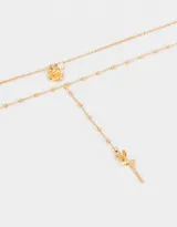 Collar doble dorado, uno corto con dije de rosa y perla, y otro largo con dije de rosa con tallo.