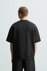 Sudadera relaxed fit color crudo confeccionada en tejido interlock de algodón con elasticidad, cuello redondo, manga corta y bajo acabado en rib.