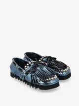 Zapato náutico plateado con flecos y cordones negros, y suela track negra.