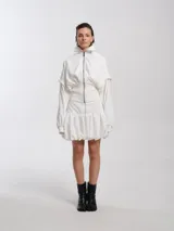 Minifalda negra de nylon con pretina alta, cierre delantero y forro de algodón.