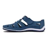 Zapato tipo guillermina color azul con calado en la capellada, ajuste con velcro y suela blanca.