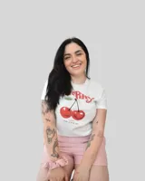 Remera blanca de algodón con estampado gráfico de cerezas en la parte frontal.