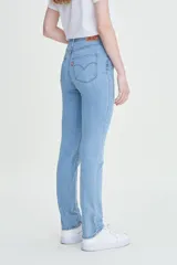 Jeans de tiro alto color celeste, ajustados en cadera y muslos, con pierna recta y cierre de bragueta.