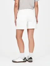 Short blanco de tiro alto con bolsillos delanteros y traseros.