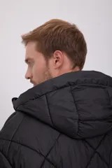 Campera puffer negra con capucha ajustable con cordón, cierre con cremallera, bolsillos frontales y tejido acolchado resistente al viento.