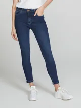 Pantalón de jean de calce ajustado, color azul claro, con cintura media y confeccionado en denim con elastano.