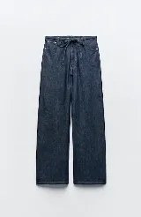 Pantalón de jean azul oscuro, de corte amplio y tiro alto, con cintura elástica ajustable con cordón.