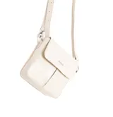 Bandolera mediana color beige con textura tipo cuero repujado y solapa lisa. Tiene correa ajustable con herrajes plateados y logo metálico en la solapa.