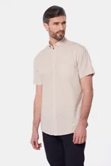 Camisa celeste de lino y algodón, de manga corta, con cuello abotonado y bolsillo en el pecho.