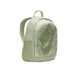 Mochila Nike Hayward color verde oliva con estampado floral sutil. Cuenta con un compartimento principal con cierre, funda interna para laptop, bolsillos laterales y sistema de cordones elásticos en el frente para sujetar objetos. Tiene correas acolchadas ajustables y correa de esternón para mayor comodidad.