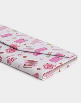 Estuche rígido triangular plegable para anteojos, con estampado de libros, tazas, corazones y otros motivos en tonos rosados sobre fondo blanco.