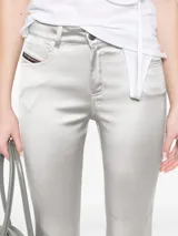 Pantalón Diesel de tiro bajo, color gris plateado, ajustado en la parte superior y acampanado en los bajos.