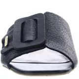 Zueco tipo mule (chinela cerrada) de cuero blanco, con tira ancha sobre el empeine adornada con una hebilla rectangular grande de color blanco y negro.