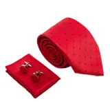 Set de corbata roja con pequeños lunares azules, pañuelo de bolsillo rojo con lunares azules y gemelos plateados con detalle rojo.