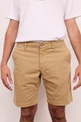 Bermuda de gabardina color verde oliva, con bolsillos laterales y traseros. Cierre frontal con botón y cremallera.