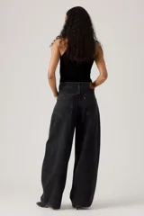 Pantalón de jean negro de corte super baggy, con tiro alto, bolsillos delanteros y traseros.