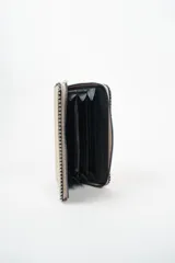 Billetera de cuero color negro, con detalles metálicos en los bordes y cierre tipo broche.