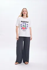 Pantalón casual ancho de modal gris oscuro con elástico en la cintura y bolsillos laterales.