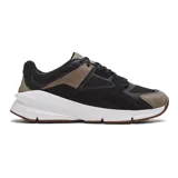 Zapatillas Under Armour Forge 96 Reissue, inspiradas en el año 1996, con capellada de cuero y malla, entresuela de EVA y suela de goma. Diseño en negro, gris y marrón con detalles en blanco.
