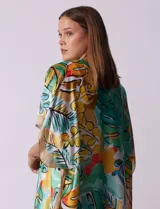 Kimono largo de satén estampado con motivos florales y hojas en tonos verde, amarillo, beige y celeste.
