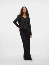 Sweater de punto negro con escote en V, mangas largas y lentejuelas plateadas.