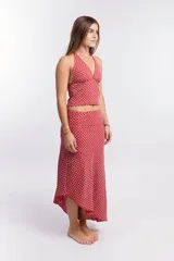 Top con estampado geométrico rojo y blanco, escote halter y espalda descubierta.